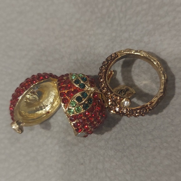 Betsey Johnson VINTAGE APPLE LOCKET RING WITH GEMSTONES & CHARM - Picture 12 of 15